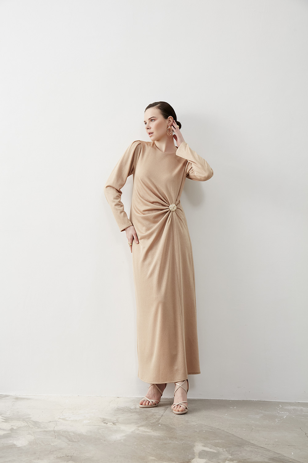 Taş Detaylı Simli Bej Elbise - 2