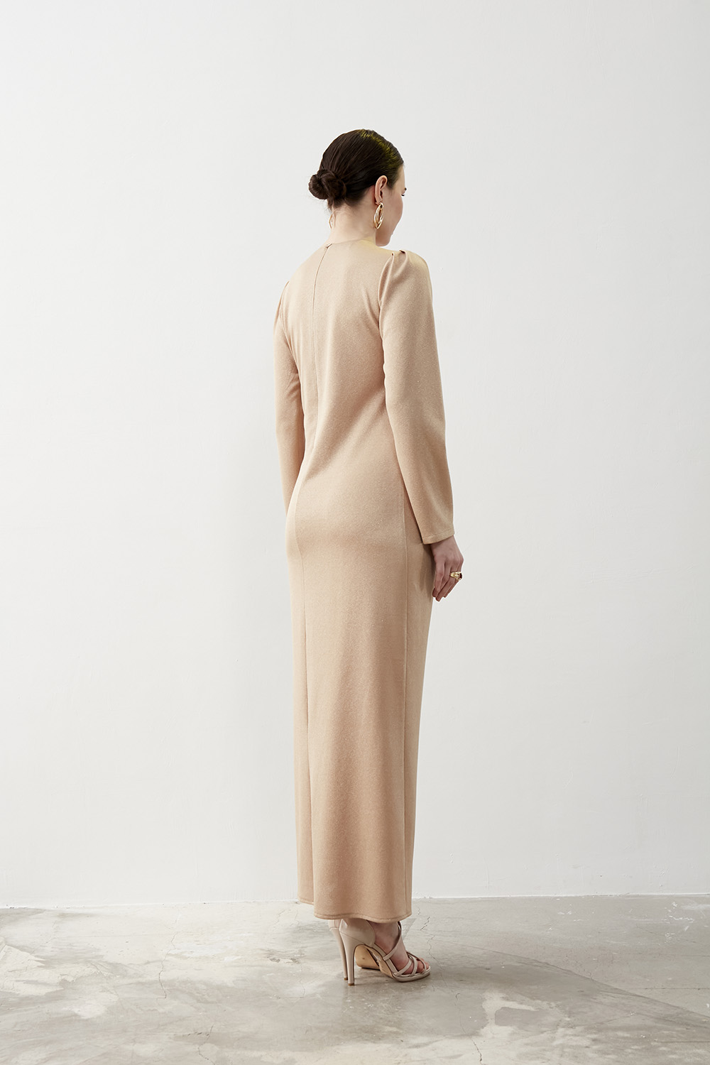 Taş Detaylı Simli Bej Elbise - 3