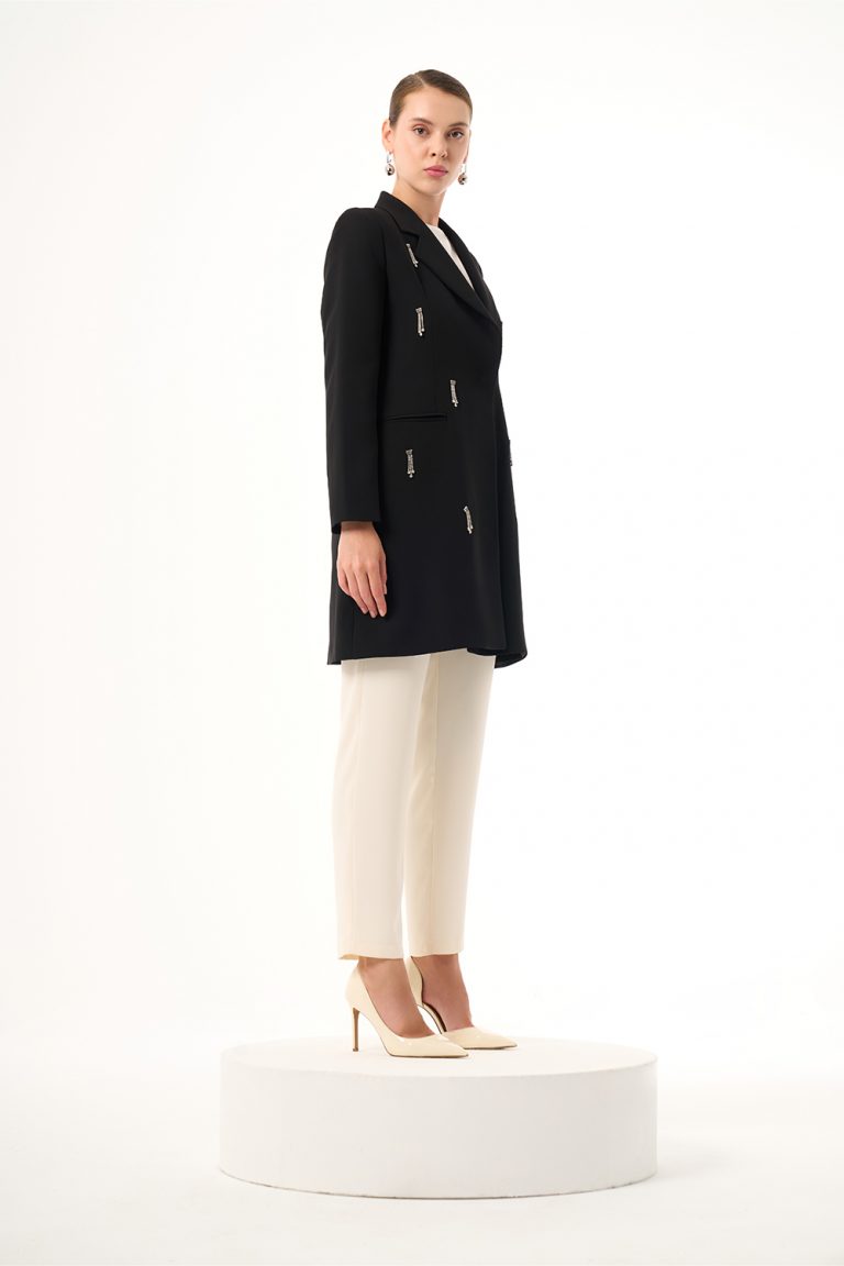 Mizalle Taş Detaylı Siyah Uzun Krep Ceket - Mizalle