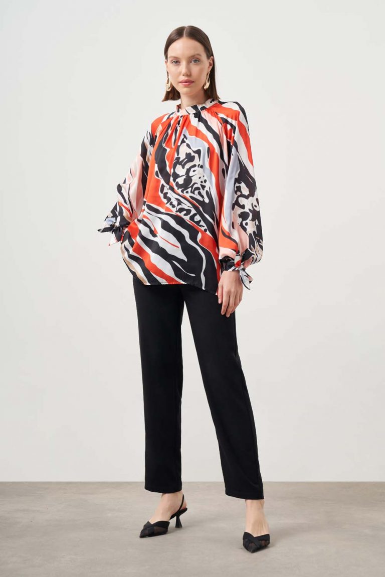 Mizalle Siyah Kırmızı Desenli Yüksek Yakalı Bluz - Mizalle