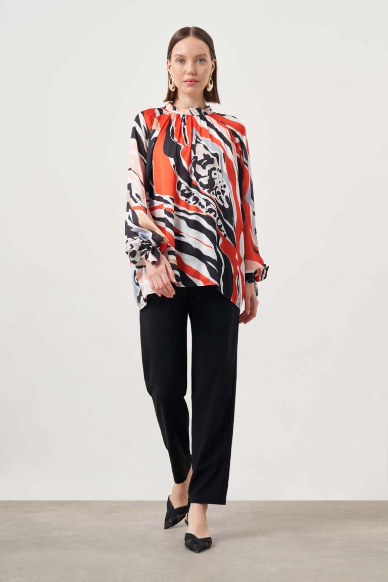 Mizalle Siyah Kırmızı Desenli Yüksek Yakalı Bluz - Mizalle