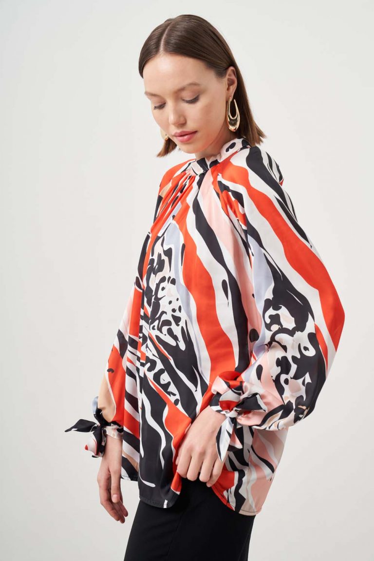 Mizalle Siyah Kırmızı Desenli Yüksek Yakalı Bluz - Mizalle