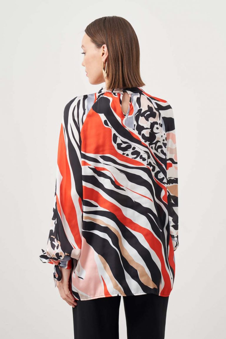 Mizalle Siyah Kırmızı Desenli Yüksek Yakalı Bluz - Mizalle