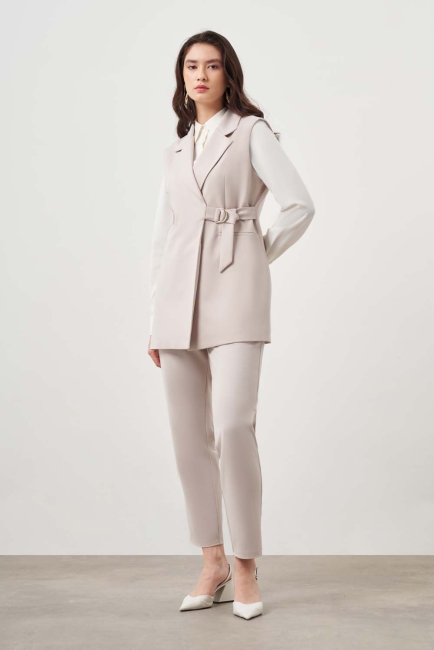 Mizalle - Mizalle Yan Toka Detaylı Klasik Yaka Bej Rengi Yelek Mizalle - Mizalle Yan Toka Detaylı Klasik Yaka Bej Rengi Yelek