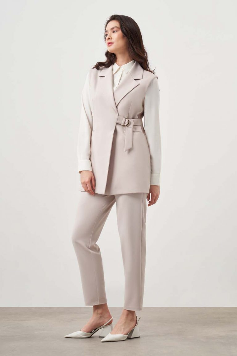 Mizalle Yan Toka Detaylı Klasik Yaka Bej Rengi Yelek - Mizalle