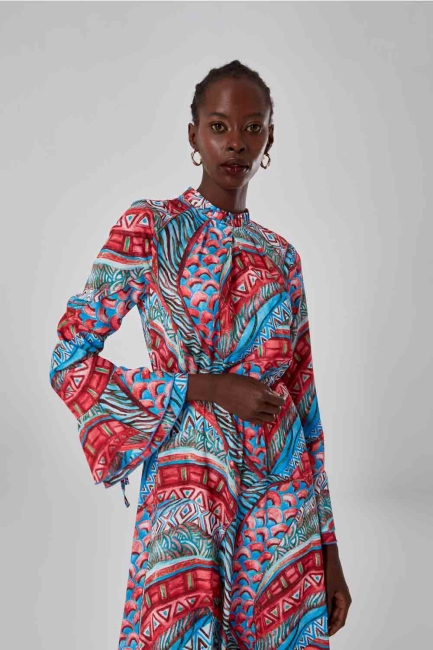 Mizalle Mavi Kırmızı Desenli Kolları Volanlı Maksi Evaze Elbise - 6