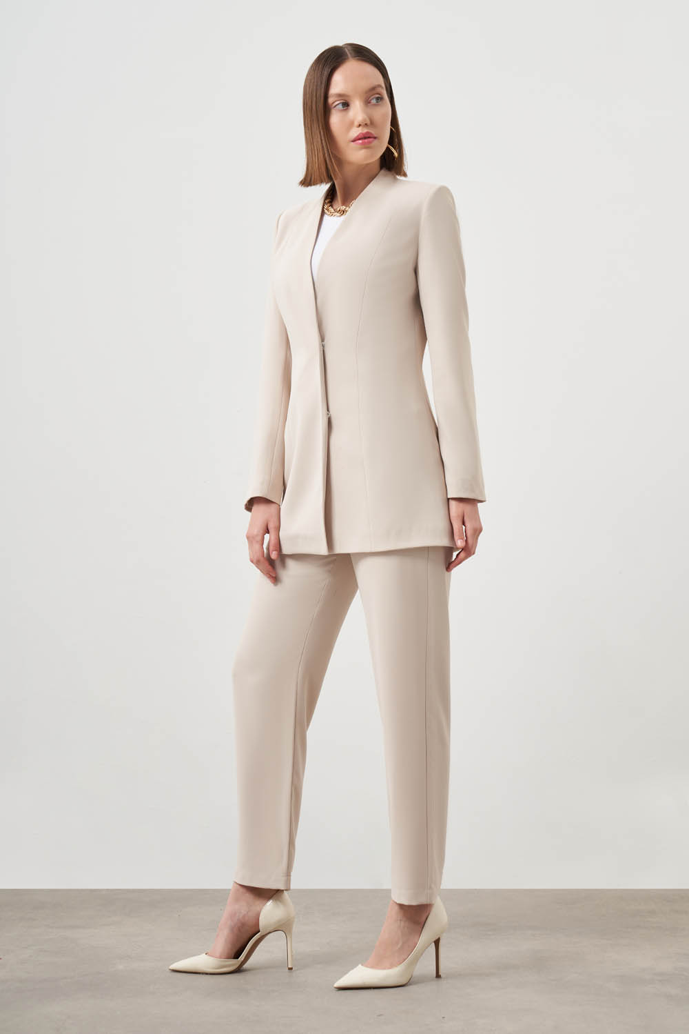 Mizalle Premium Krep Yakasız Klasik Bej Rengi Ceket - 4