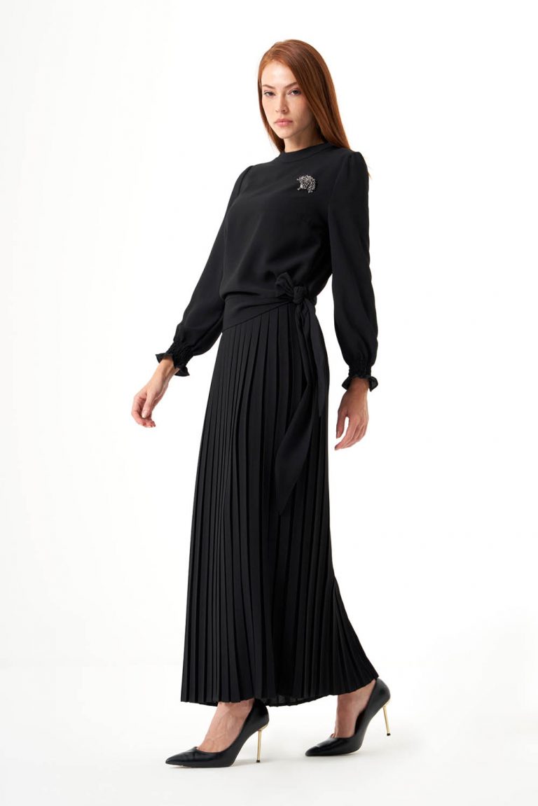 Mizalle Siyah Krep Yandan Bağlı Broş Detaylı Bluz - Mizalle