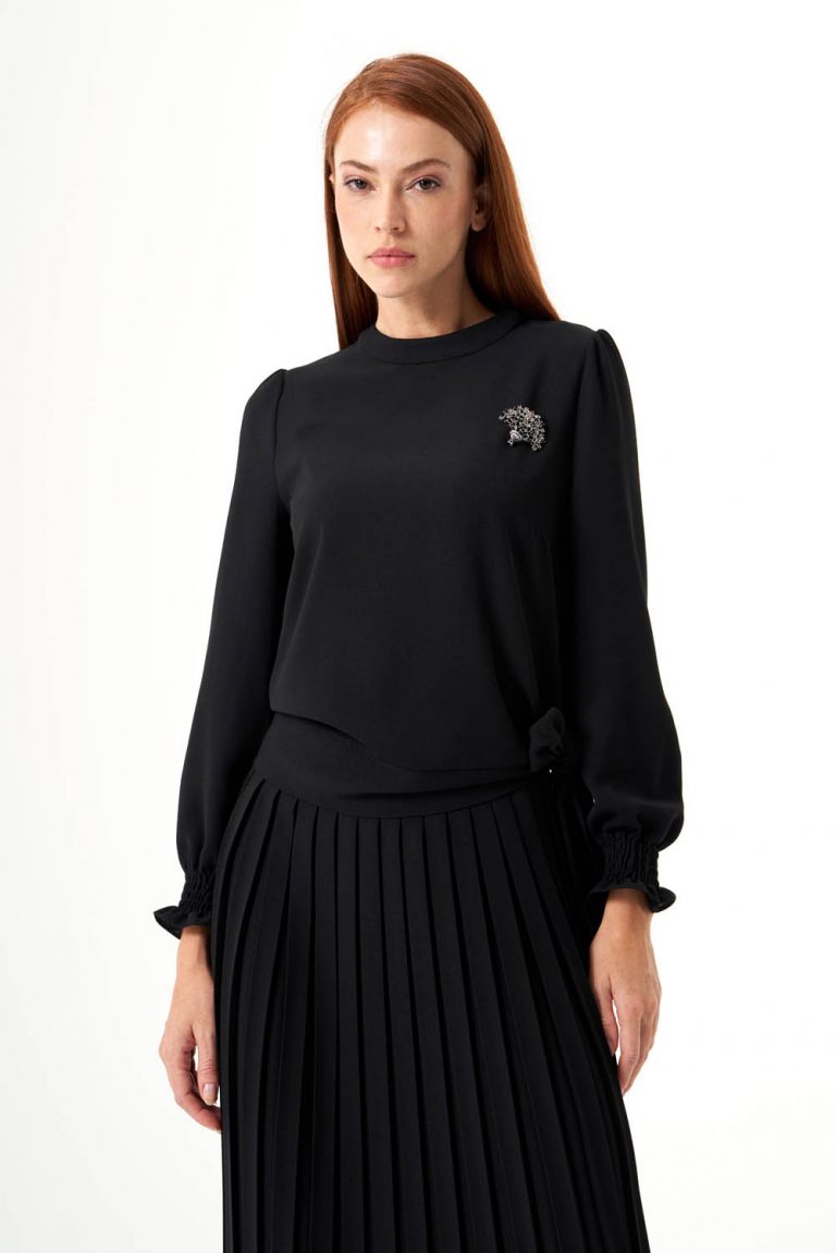 Mizalle Siyah Krep Yandan Bağlı Broş Detaylı Bluz - Mizalle