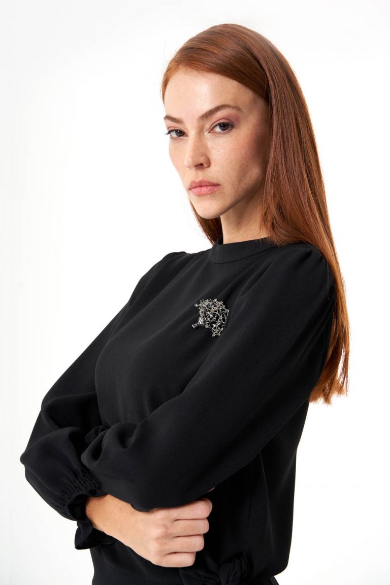 Mizalle Siyah Krep Yandan Bağlı Broş Detaylı Bluz - Mizalle
