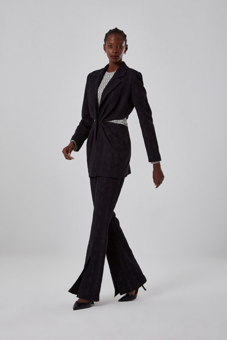 Mizalle Jakar Dokulu Cut Out Detaylı Siyah Ceket - Mizalle