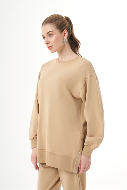 Mizalle - Mizalle Yanları Çıtçıtlı Yuvarlak Yaka Bej Rengi Sweatshirt Mizalle - Mizalle Yanları Çıtçıtlı Yuvarlak Yaka Bej Rengi Sweatshirt