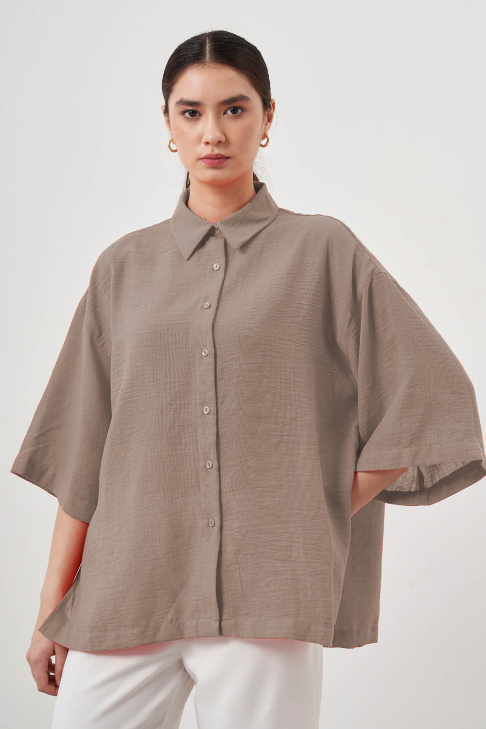 Mizalle Keten Dokulu Yırtmaçlı Oversize Vizon Rengi Gömlek