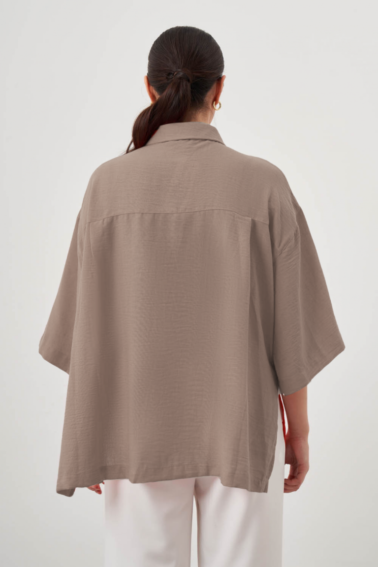 Mizalle Keten Dokulu Yırtmaçlı Oversize Vizon Rengi Gömlek - Mizalle