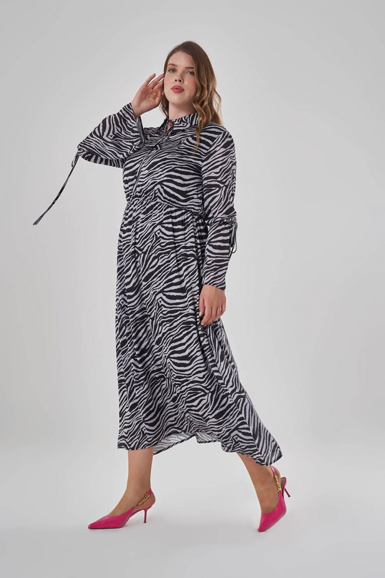 Mizalle Zebra Desenli Kol ve Yaka Bağcık Detaylı Büyük Beden Elbise - Mizalle