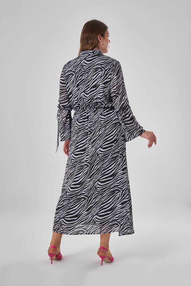 Mizalle Zebra Desenli Kol ve Yaka Bağcık Detaylı Büyük Beden Elbise - Mizalle