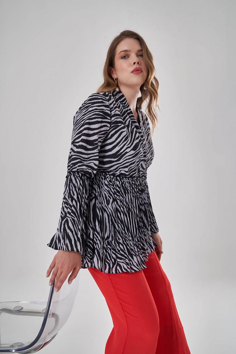 Mizalle Anvelop Yaka Beli Büzgülü Siyah Beyaz Desenli Büyük Beden Tunik - Mizalle